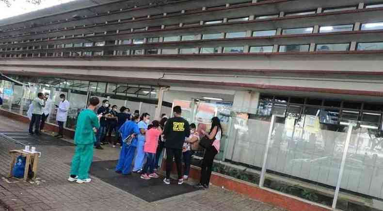 Profissionais se concentraram em frente a entrada para visitantes para no atrapalharem a chegada de pacientes e ambulncias.(foto: Foto: Edsio Ferreira EM/D.A Press)