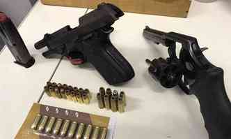Arma e munies foram apreendidas durante as buscas da polcia(foto: Polcia Civil/Divulgao)