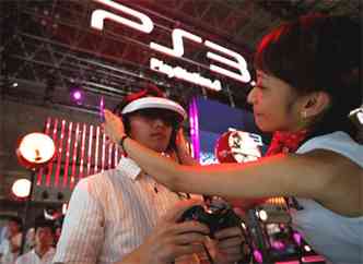 Promotora ajuda visitante a experimentar o PlayStation durante o Tokyo Game Show (foto: REUTERS/Toru Hanai )