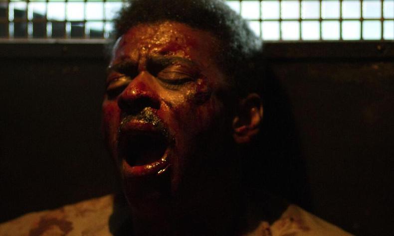 Carlos Marighella (Seu Jorge) é torturado em cena do filme de Wagner Moura(foto: O2 Filmes/divulgação) Seu Jorge, no papel de Marighella, grita de dor durante sessão de tortura no filme Marighella