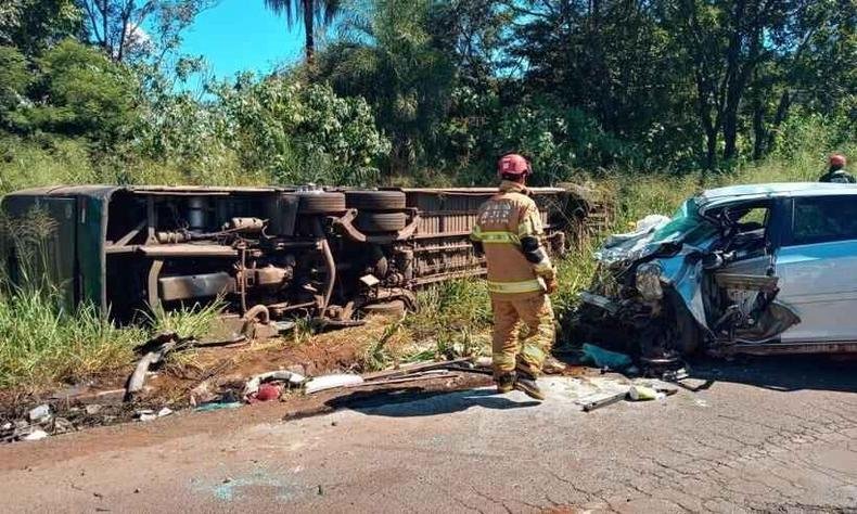 acidente entre �nibus e carro na BR-153