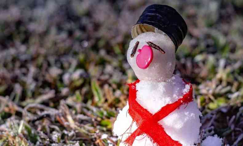 Na foto, boneco de neve feito em Maria da F nesta quinta-feira (foto: William Siqueira/ divulgao )