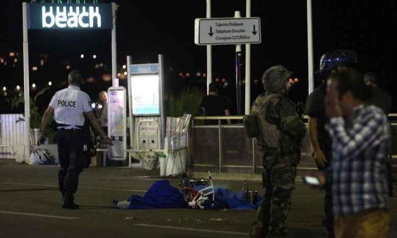Último balanço do atentado é de ao menos 84 mortos e 18 pessoas em estado crítico(foto: AFP / VALERY HACHE) Último balanço do atentado é de ao menos 84 mortos e 18 pessoas em estado crítico(foto: AFP / VALERY HACHE)