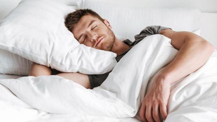 Homem dormindo com expresso de felicidade