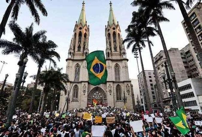 Manifestantes se reuniram na Pra�a da S�, no centro de S�o Paulo (foto: AFP PHOTO/Miguel SCHINCARIOL )