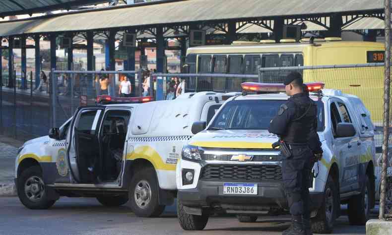 Agentes da BHTrans em foto tirada no dia 16 de janeiro de 2023