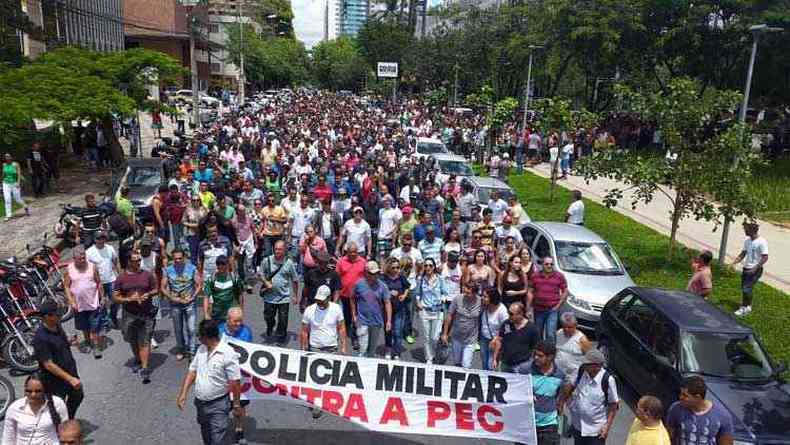 Policiais militares e bombeiros protestaram, na manh desta tera-feira, em frente  Assembleia de Minas Gerais, contra projeto para renegociar dvidas dos estados(foto: Edsio Ferreira/EM/D.A Press)