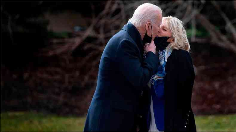 Joe e Jill Biden se beijam no lado de fora da Casa Branca
