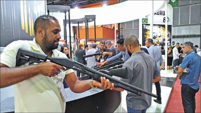 Visitantes da feira de segurana no Rio experimentam armas. Segundo a Taurus, setor tem capacidade para atender  demanda mesmo se triplicarem as vendas (foto: MATEUS PARREIRAS/EM/D.A PRESS)