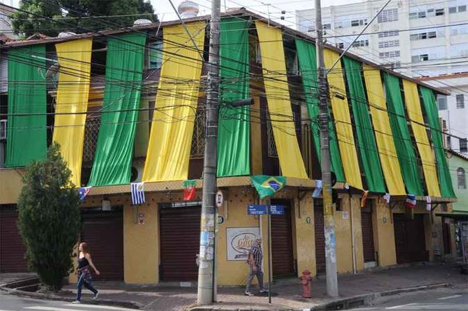 Um açougue com faixas verdes e amarelas e bandeiras de vários países lembra o futebol na esquina da Rua Itajubá com a Avenida Silviano Brandão(foto: Paulo Filgueiras/EM/DA Press) Um açougue com faixas verdes e amarelas e bandeiras de vários países lembra o futebol na esquina da Rua Itajubá com a Avenida Silviano Brandão(foto: Paulo Filgueiras/EM/DA Press)