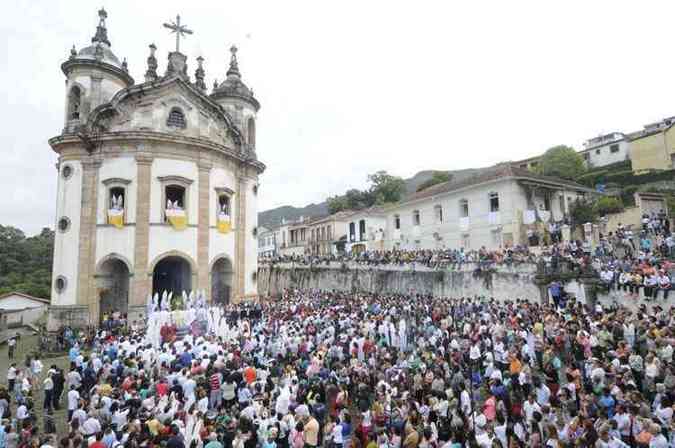 Milhares de fiis percorreram 1,7 quilmetros na Procisso da Ressurreio do domingo de Pscoa(foto: Jair Amaral/EM/D.A Press)