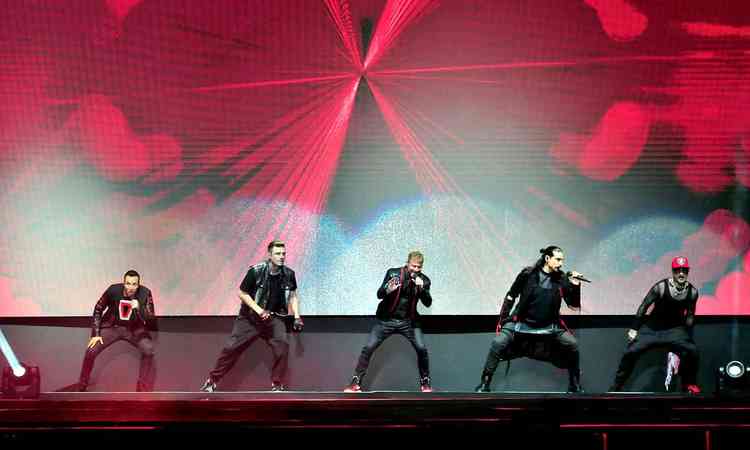 J McLean, Howie Dorough, Nick Carter, Kevin Richardson e Brian Littrell da banda do Backstreet Boys durante show na esplanada do mineiro