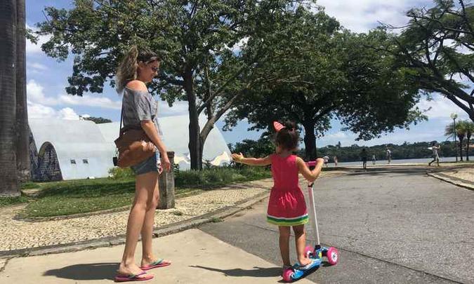Priscila Brasil e sua filha andam de patinete na Pampulha(foto: Bertha Maakaroun/EM/DA Press) Priscila Brasil e sua filha andam de patinete na Pampulha(foto: Bertha Maakaroun/EM/DA Press)