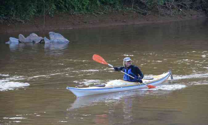 Canoistas percorrem o Rio das Velhas(foto: Tlio Santos/EM/D.A Press)