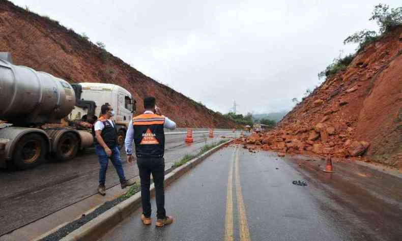 Defesa Civil avalia deslizamento de encosta na MG-030 em Nova Lima