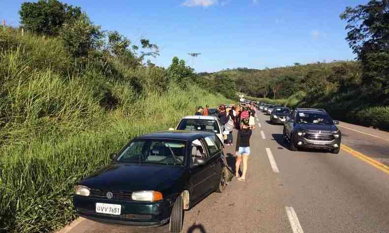 Trs veculos colidiram na BR-381, a trs quilmetros da barreira de Sabar da PRF(foto: Corpo de Bombeiros/Divulgao)