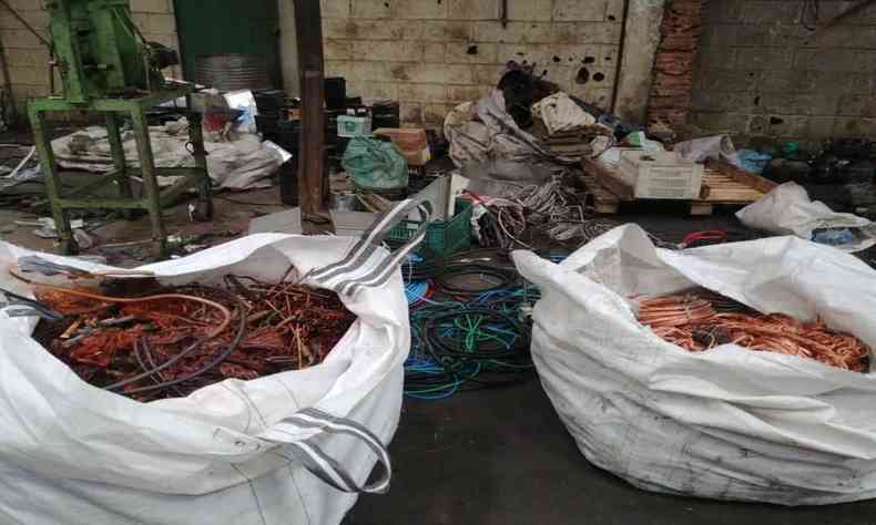 fios de cobre em um saco dentro de uma loja de reciclveis 