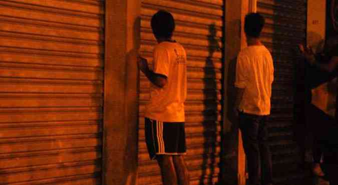 Banheiros qumicos foram insuficientes e torcedores urinaram nas portas de lojas (foto: Marcos Vieira/EM/DA Press)