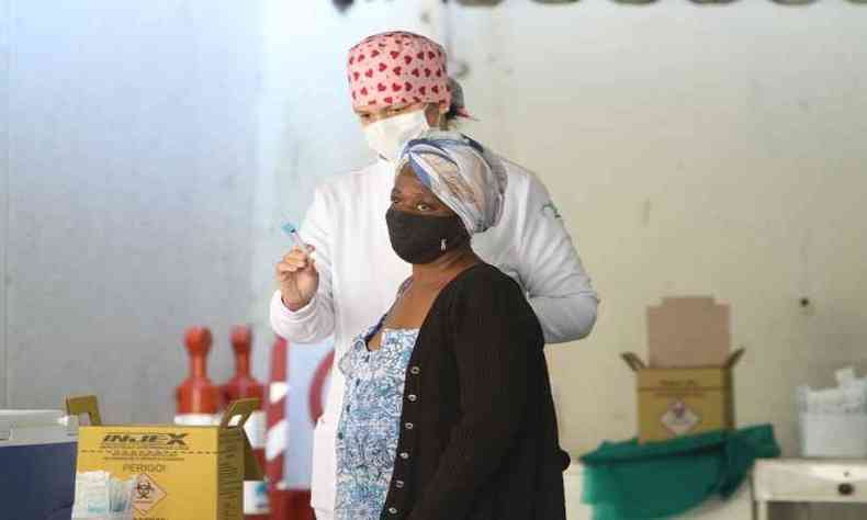 Tereza Messias, de 62 anos, recebeu a segunda dose no Centro de Sade Sagrada Famlia, em BH(foto: Edesio Ferreira/EM/D.A Press)