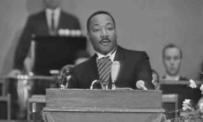 Imagem retirada do vídeo do canal oficial do The Nobel Prize mostrando Martin Luther King em seu discurso ao receber o Nobel da Paz