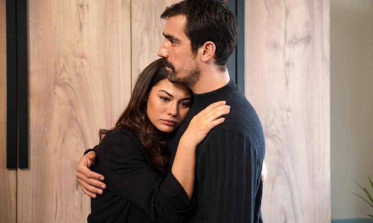 Atores Demet Ozdemir e Ibrahim elikkol  contracenam na novela Meu lar, meu destino