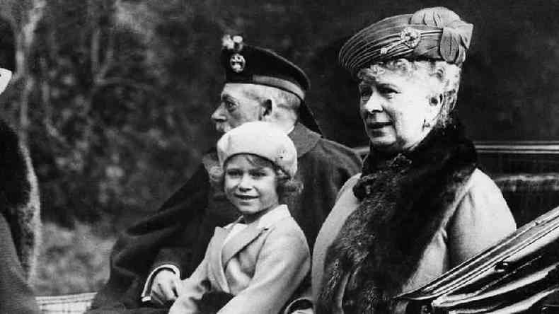 Lilibet era o apelido da rainha Elizabeth quando criana; A imagem mostra a rainha Elizabeth criana ao lado dos avs em 1932(foto: Getty Images)