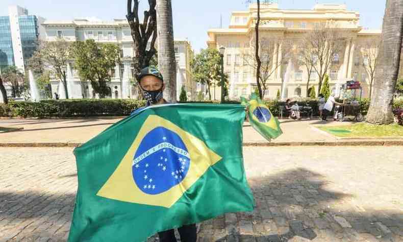 Jos Wanderley de Paula e Silva, de 54 anos, vende bandeiras do Brasil na Liberdade