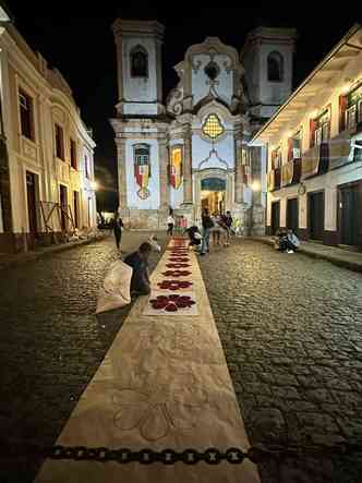 Em Ouro Preto, moradores comearam 'ainda no escuro' a produo dos tapetes devocionais