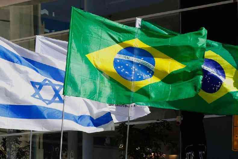 Bandeiras do Brasil e de Israel na embaixada brasileira em Tel Aviv