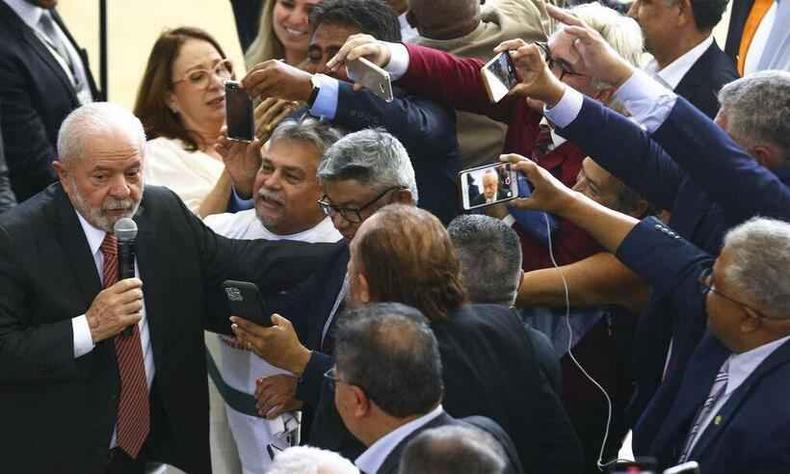 Lula discursa diante plateia de sindicalistas , que tiram foto do presidente