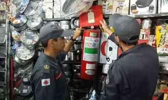 Bombeiros vistoriam itens de segurana nas lojas, como extintores(foto: Gladyston Rodrigues/EM/DA Press)