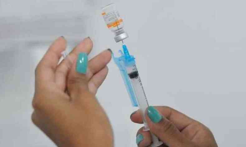 Profissional da sade prepara seringa para aplicao da vacina contra a COVID