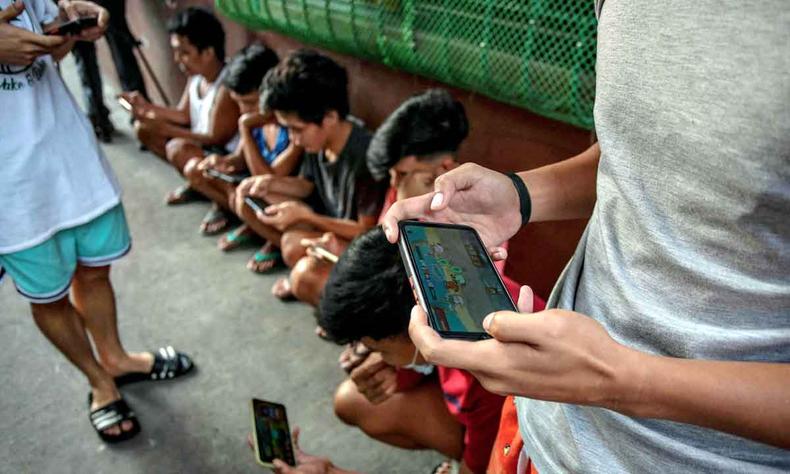 foto mostra vrios jovens usando smartphones 