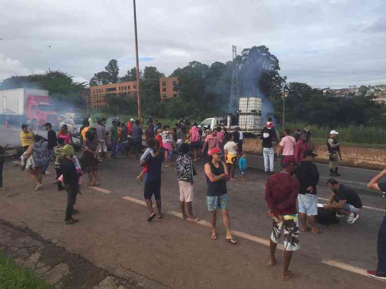 Manifestantes queimam pneus e galhos no Anel Rodovirio