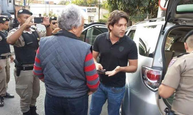 Irani Barbosa, de costas, somente permitiu as buscas no seu carro com a presença do filho, o deputado estadual Iran Barbosa(foto: Divulgação/PMMG) Irani Barbosa, de costas, somente permitiu as buscas no seu carro com a presença do filho, o deputado estadual Iran Barbosa(foto: Divulgação/PMMG)