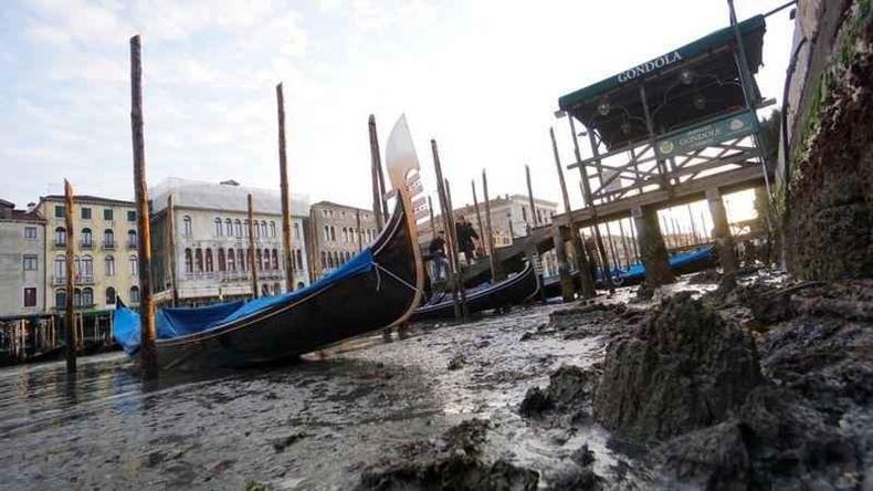 A maré baixa também afetou os táxis aquáticos(foto: EPA) Gôndolas encalhadas em canal