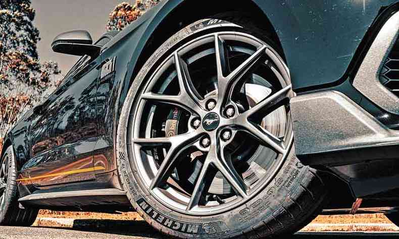 As rodas de alumnio so de 19 polegadas, com pneus de perfil baixo(foto: Jorge Lopes/EM/D.A Press)