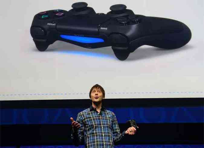 Designer Mark Cerny mostra o novo controle com touchpad (foto: AFP PHOTO/EMMANUEL DUNAND)