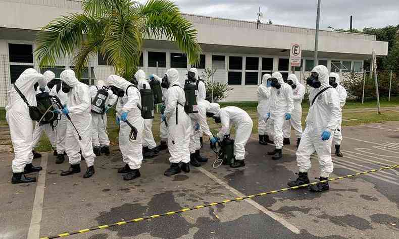 Militares do Exrcito Brasileiro, vestidos com roupas especiais para fazer a desinfeco na UPA de Ipatinga(foto: Imprensa/PMI)