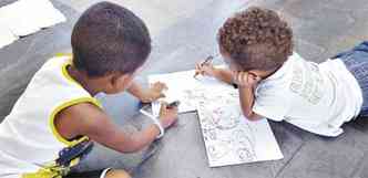 F.S., de 5 anos, se ocupou com um primo de desenhos at a me ser atendida no Conselho Tutelar Centro-Sul(foto: Jair Amaral/EM/D.A Press)