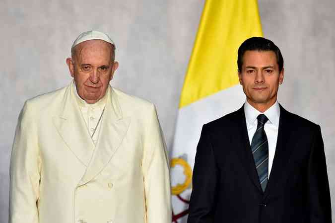 O papa Francisco foi recebido neste sbado, no Palcio Nacional, pelo presidente do Mxico, Enrique Pea Nieto(foto: Gabriel Bouys/AFP)