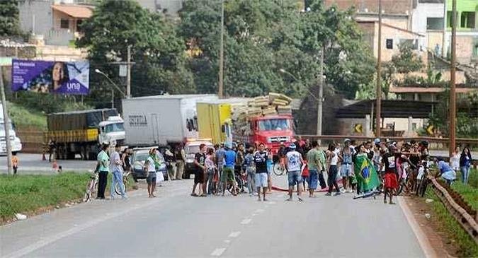 A BR-381, em Betim, a via est� interditada desde a manh� desta ter�a-feira(foto: Leandro Couri/EM/D.A.Press)