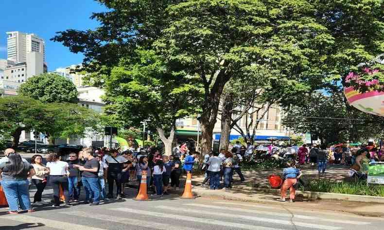 Fila de espera para vacinao na Praa Leonardo Gutierrez