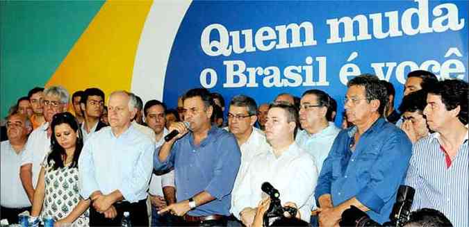 Pimenta da Veiga permaneceu ao lado do senador Acio Neves durante o encontro que reuniu lideranas de 11 partidos em Uberlndia, no Tringulo Mineiro (foto: Glucia Barbosa/Agncia de Notcias PSDB)