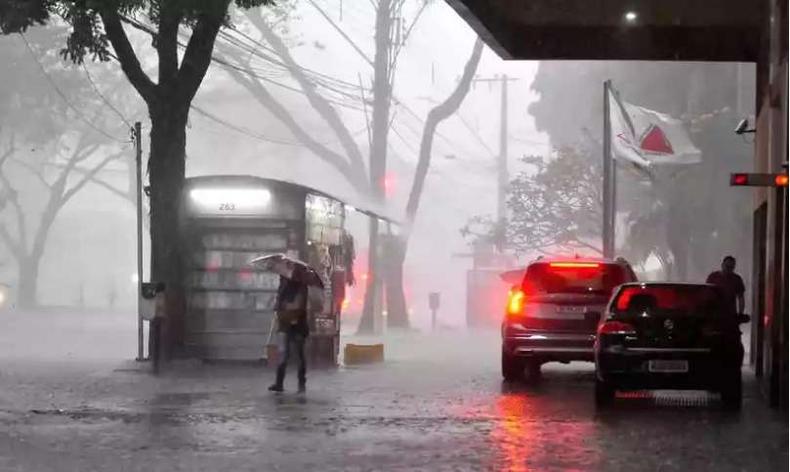 Uma banca, alguns veculos e muita chuva e vento.
