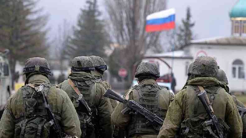 Soldados russos patrulham rea na Crimeia, anexada  Rssia, em 2014