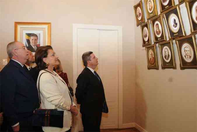 O governador Anastasia (D) e convidados na galeria dos retratos do Museu Liberdade, que passa a integrar o Circuito Cultural da Praa da Liberdade(foto: Cristina Horta/EM/D.A Press)