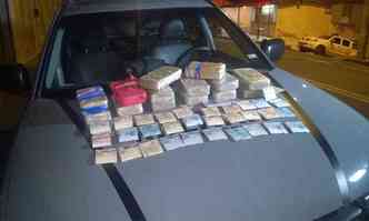 Alm das drogas, foram encontrados R$ 35 mil e uma balana de preciso dentro da casa de um dos presos(foto: Polcia Militar/Divulgao)