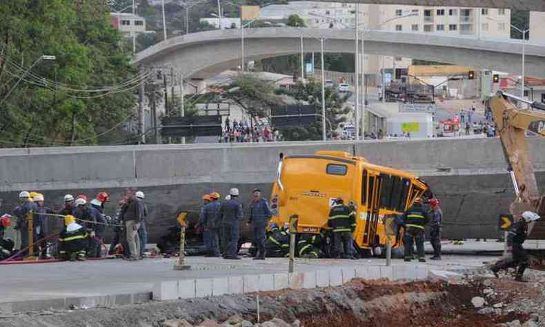 Um micro-nibus e um carro de passeio foram esmagados pela estrutura do viaduto e os motoristas morreram (foto: Beto Novaes/ EM/ D.A Press)