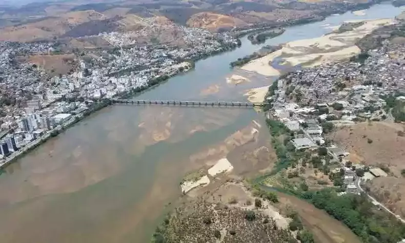 Imagens areas mostram o Rio Doce, no municpio de Colatina, tomado pela lama, em 12 de novembro